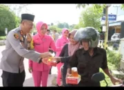 Berbagi di bulan suci, kapolres lamandau bagikan ratusan takjil kepada