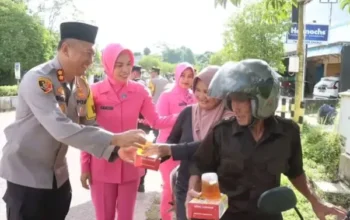 Berbagi di bulan suci, kapolres lamandau bagikan ratusan takjil kepada