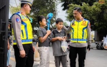 Berkah ramadan, satlantas polres batang tetap semangat bagikan takjil