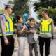 Berkah ramadan, satlantas polres batang tetap semangat bagikan takjil