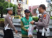 Berkah ramadan, satlantas polresta malang kota rutin bagi bagi takjil