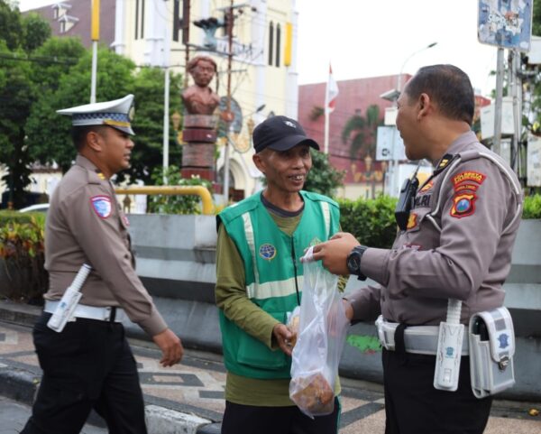 Berkah ramadan, satlantas polresta malang kota rutin bagi bagi takjil