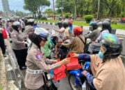 Berkah ramadhan, ditlantas polda kalteng tebar takjil gratis untuk pengguna