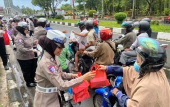 Berkah ramadhan, ditlantas polda kalteng tebar takjil gratis untuk pengguna