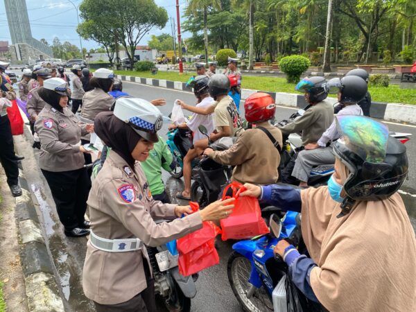 Berkah ramadhan, ditlantas polda kalteng tebar takjil gratis untuk pengguna