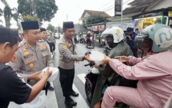 Bersama wartawan, polresta banyumas tebar kebaikan dengan takjil