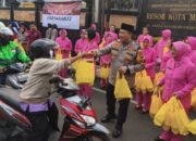 Bhayangkari polresta malang kota bagikan 500 takjil, berbagi kebahagiaan di