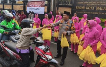 Bhayangkari polresta malang kota bagikan 500 takjil, berbagi kebahagiaan di