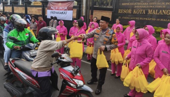 Berkah Ramadan, Bhayangkari Polresta Malang Kota Sebar 500 Takjil untuk Pengguna Jalan