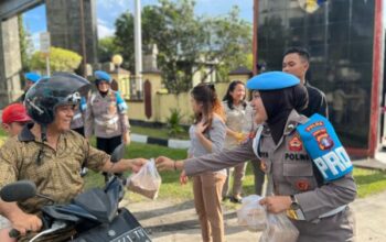 Bidpropam polda kalteng bagikan takjil gratis, tebar berkah di bulan