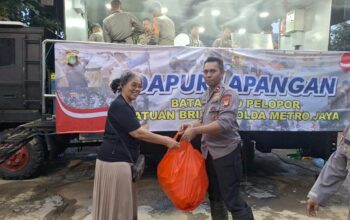 Brimob polda metro siapkan makanan gratis bagi korban banjir bekasi