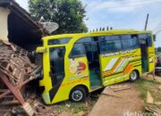 Bus oleng di pati, tabrak pemotor dan rumah, 3 orang