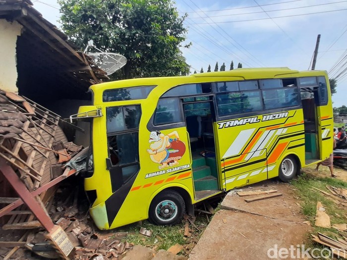 Bus oleng di pati, tabrak pemotor dan rumah, 3 orang