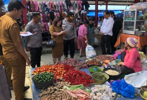 Cegah lonjakan harga, polres humbahas tinjau stok bahan pokok di