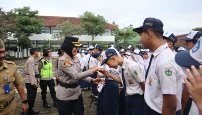 Tekan Penyimpangan Remaja, Kapolres Semarang Gelar Police Goes To School