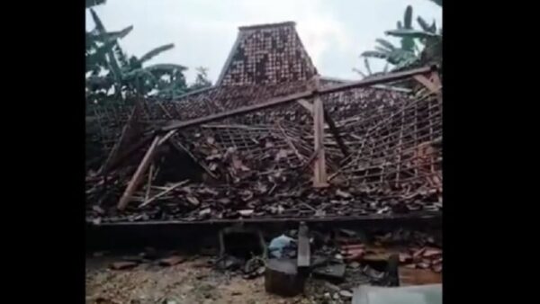 Cuaca ekstrem di grobogan, puting beliung robohkan rumah warga