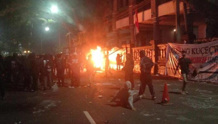 Demo Tolak UU TNI di Malang Ricuh, Massa Lempar Petasan dan Molotov