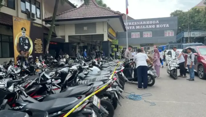 Demo Tolak UU TNI di Malang Ricuh, Puluhan Kendaraan Diamankan Polisi