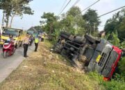 Diduga hilang kendali, truk bermuatan susu krimer terguling di grobogan