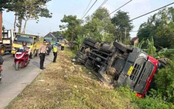 Diduga hilang kendali, truk bermuatan susu krimer terguling di grobogan