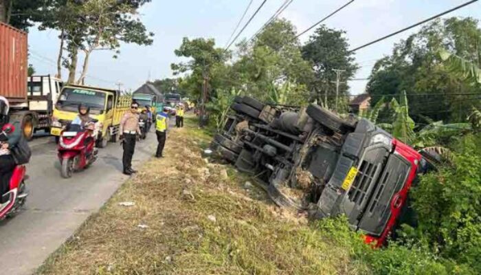 Truk Bermuatan Susu Krimer Terguling di Jalan Purwodadi-Semarang