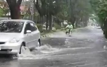 Diguyur hujan lebat, genangan air muncul di beberapa titik kota