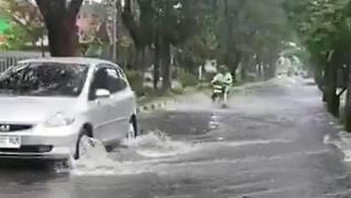 Diguyur hujan lebat, genangan air muncul di beberapa titik kota