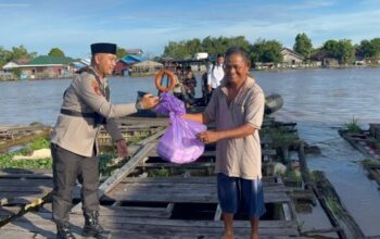 Ditpolairud polda kalteng berbagi takjil kepada masyarakat das kahayan