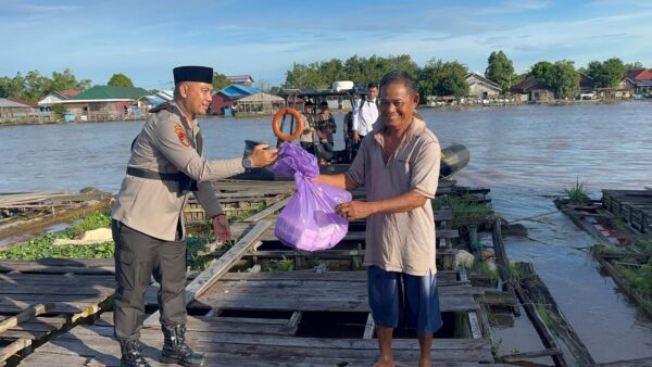 Ditpolairud polda kalteng berbagi takjil kepada masyarakat das kahayan