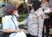 Emak emak membludak di mapolres salatiga, berebut paket sembako murah