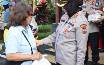 Emak emak membludak di mapolres salatiga, berebut paket sembako murah