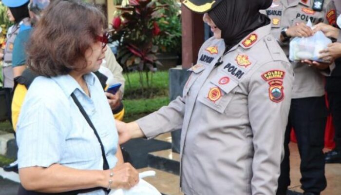 Demi Paket Tebus Murah, Ratusan Emak-Emak Berdesakan di Mapolres Salatiga