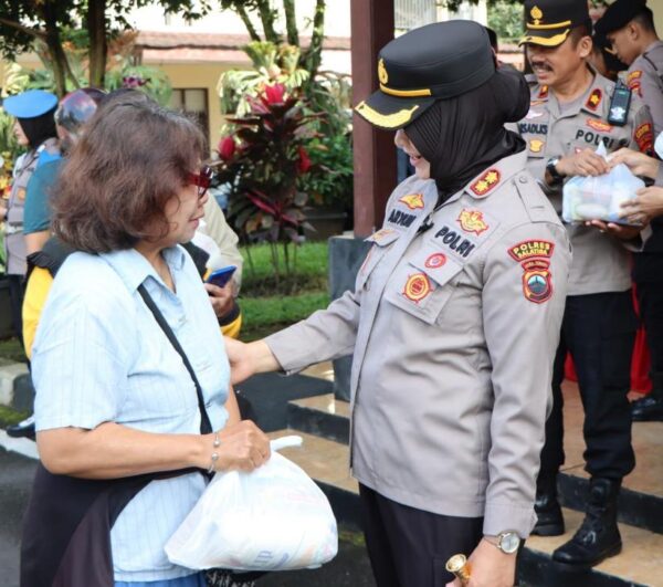 Emak emak membludak di mapolres salatiga, berebut paket sembako murah