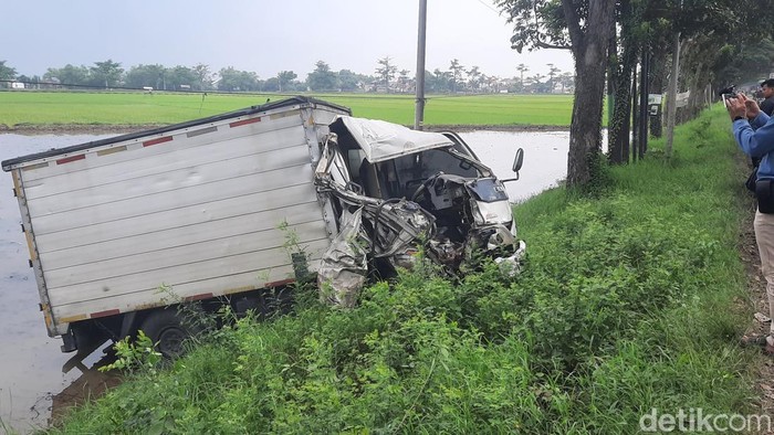 Gagal nyalip, truk tronton dan truk boks tabrakan di jalan