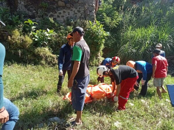 Geger penemuan mayat di selokan kota malang, evakuasi butuh 4