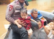 Gerak cepat! tim sar korbrimob polri selamatkan korban banjir di