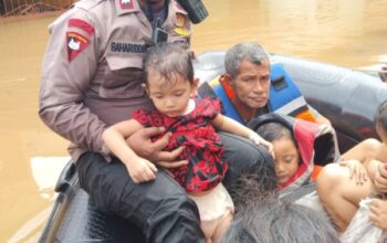 Gerak cepat! tim sar korbrimob polri selamatkan korban banjir di