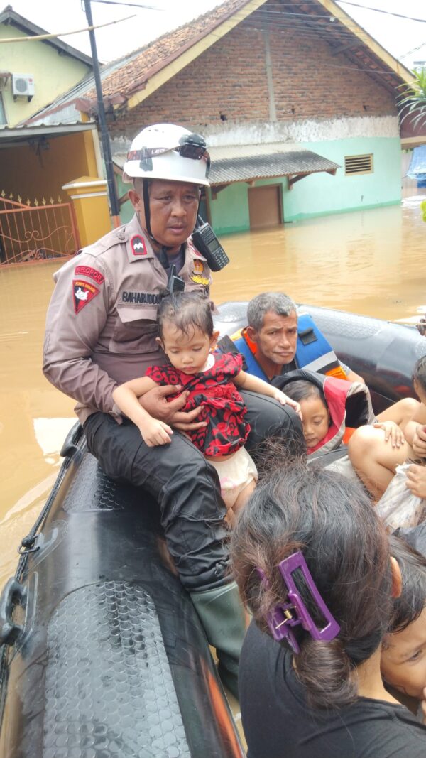 Gerak cepat! tim sar korbrimob polri selamatkan korban banjir di