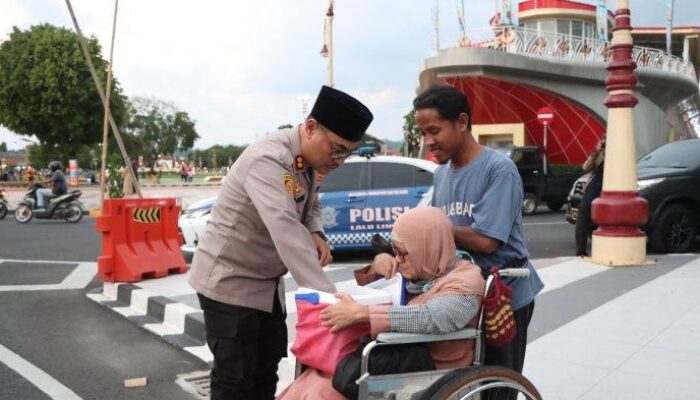 Kapolres Kebumen Beri Kejutan untuk Difabel Penjual Es Lilin yang Pantang Meminta