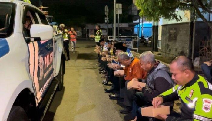 Grebek Sahur di Banjarnegara, Satlantas Bangunkan Warga Sambil Bagikan Makanan