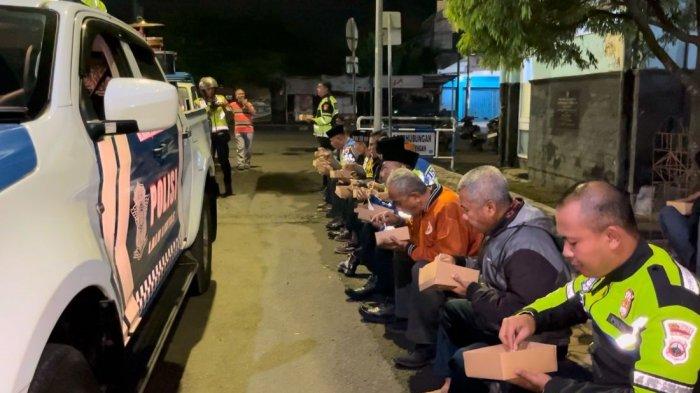 Grebek sahur di banjarnegara, satlantas bangunkan warga sambil bagikan makanan