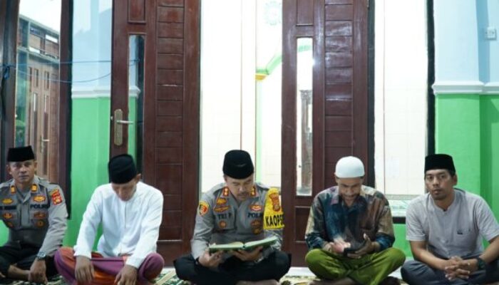 Hangatnya “Rindu Ramadhan”, Kapolres Jembrana Bersama Jemaah Masjid Nurul Iman Melaya