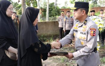 Hormati jasa polisi gugur, jenderal serahkan surat kplb