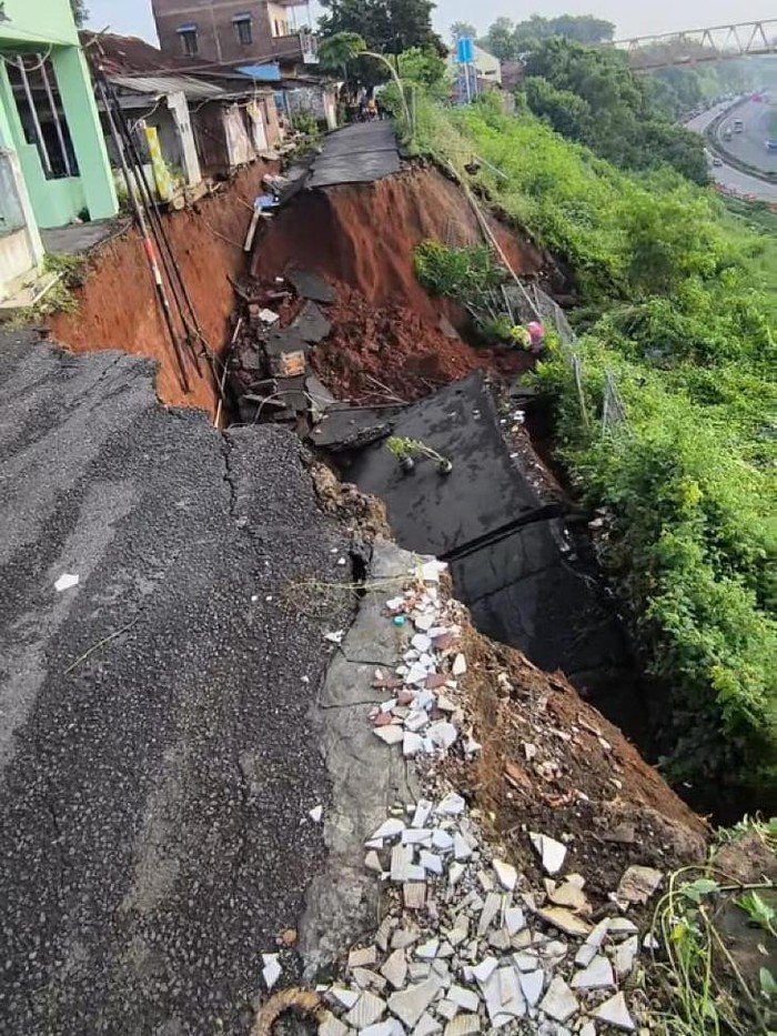 Hujan deras picu longsor, jalan di pinggir tol jatingaleh semarang