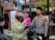 Hujan tak halangi kapolres batang berbagi 100 paket takjil ke