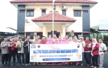 Ijti, pwi, dan polres demak bagikan sajadah, sandal, dan takjil