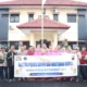 Ijti, pwi, dan polres demak bagikan sajadah, sandal, dan takjil