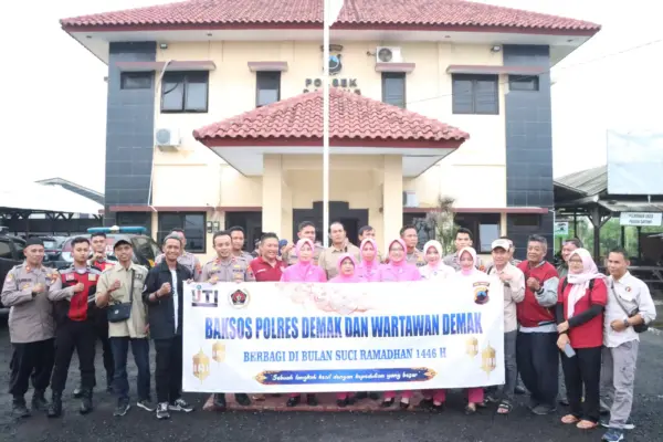 Ijti, pwi, dan polres demak bagikan sajadah, sandal, dan takjil