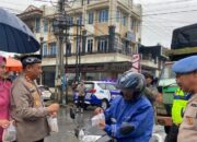 Indahnya berbagi, kapolres humbahas dan jajaran santuni warga dengan takjil