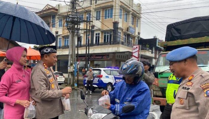 Ramadhan Berkah, Kapolres Humbahas dan Jajaran Berbagi Takjil kepada Warga